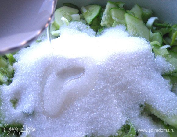 Вливаем отмеренный уксус...