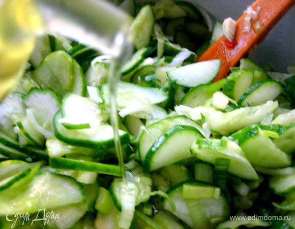 И наконец вливаем масло растительное...У меня тройная порция!