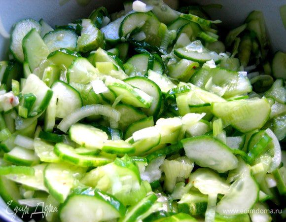 Перемешиваем длинной деревянной лопаткой или ложкой и оставляем настояться несколько минут (до получаса!).