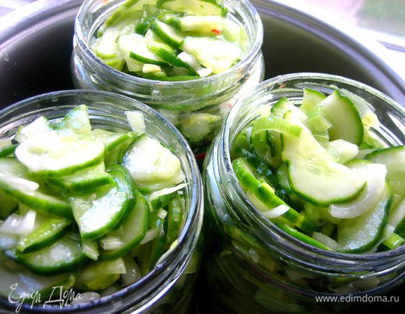 Перемешиваем ещё раз и раскладываем по чистым небольшим баночкам поллитровым (салат из литровой банки весь сразу не съешь,а полупустая банка потом будет занимать место в холодильнике).