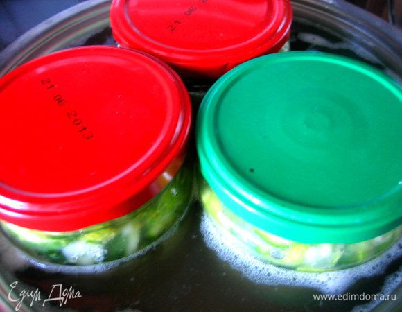 Утрамбовываем,чтобы поднялся сок над огурцами,накрываем крышками (но не завинчиваем!) и ставим в большую кастрюлю,постелив на дно плотную ткань,чтобы банки не соприкасались с кастрюлей. Заливаем тёплой водой до "плечиков" банки,доводим до лёгкого кипения и оставляем пастеризоваться полчаса.