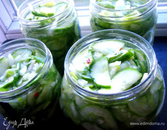 Остальной салатик распределяем ещё по 4 баночкам...