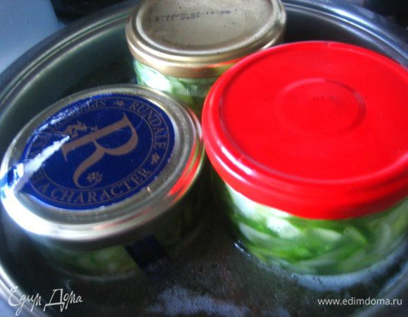 Их тоже пастеризуем... Если немного сока выплеснется из банки-ничего страшного,потом насухо вытираем и банка будет как из магазина)))