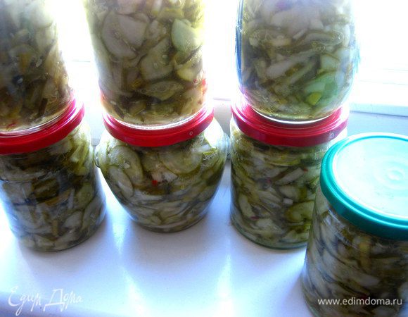 Вынутые при помощи прихватки или полотенца банки сразу плотно завинчиваем (закатываем),вытираем и ставим в ряд))) Чуть позже при остывании произойдёт щелчок в крышке (его очень пугаются наши кошки!) и центр крышки немного втянется.