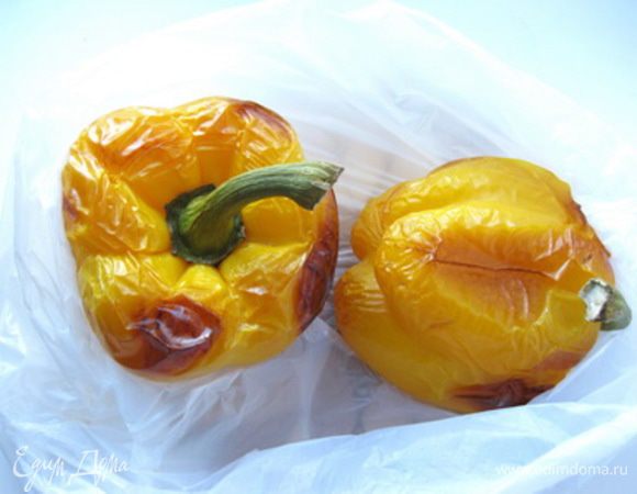 Перцы выложить в полиэтиленовый пакет и плотно закрыть минут 15-20, чтобы они хорошо пропотели, тогда они легче чистятся.