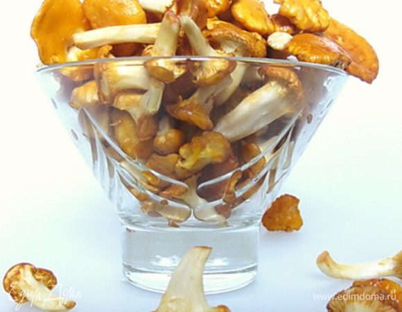 Лисички тщательно промыть, ошпарить кипятком и обжарить на сковороде.