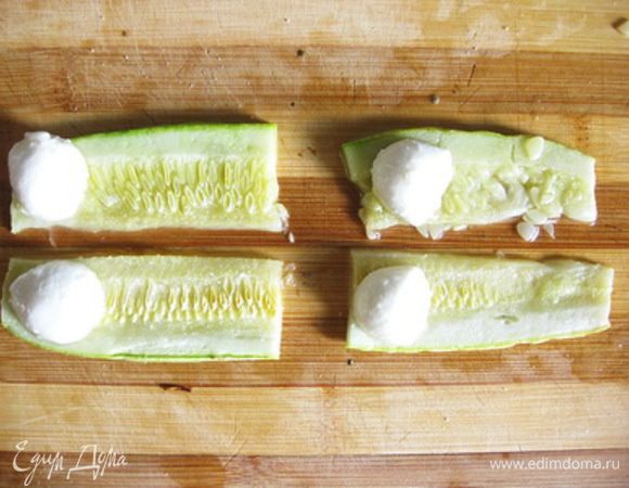 Кабачковые рулеты с моцареллой
Половину кабачковых пластинок разрезать на четыре равные части.
На один край каждой пластинки выложить половинку мини-моцареллы