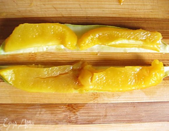 Кабачковые рулеты с перцем
Оставшуюся половину кабачковых пластинок разрезать на две равные части вдоль.
Сверху выложить полоски сладкого перца