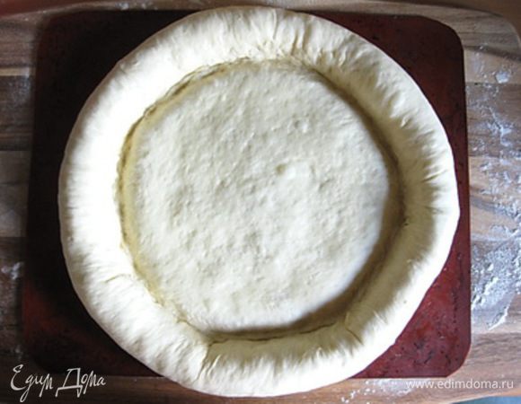 Затем завернуть начинку в тесто, хорошо защипнуть бортик.