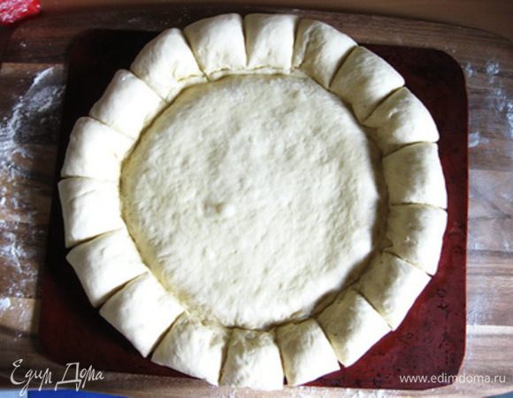 Теперь нарезать сырный бортик на кусочки шириной 3-4 см 