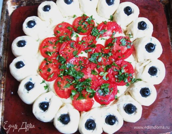 С помидоров снять кожицу и нарезать кружочками, петрушку мелко порубить.
Выложить на дно пирога помидоры, посолить, поперчить и присыпать петрушкой.