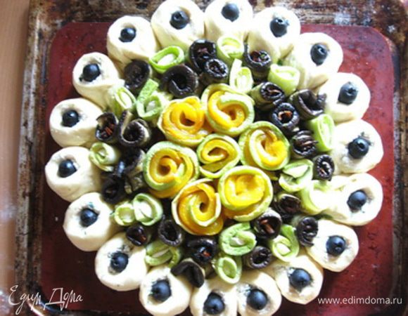 А дальше в произвольной форме выложить подготовленные овощные рулеты.