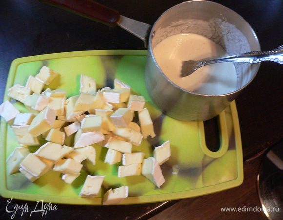 Разогреть духовку до 190°С. Взбить сметану с яйцом, приправить свежемолотым черным перцем. Подготовить ломтики сыра.