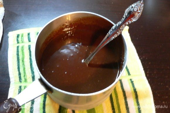 Нарезать сливочное масло кубиками и переложить в жаростойкую миску. Поломать шоколад кусочками и добавить к маслу. Поставить на водяную баню с несильно кипящей водой. Дно миски с шоколадом и маслом не должно касаться воды. Нагреть на плите, периодически помешивая шоколад с маслом, пока все ингредиенты не расплавятся и не соединяться в единую гладкую и блестящую массу. Снять с огня и дать остыть. Разогреть духовку до 190°С.