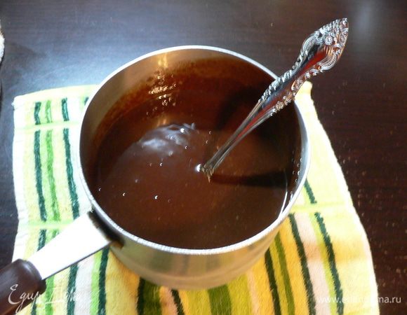 Нарезать сливочное масло кубиками и переложить в жаростойкую миску. Поломать шоколад кусочками и добавить к маслу. Поставить на водяную баню с несильно кипящей водой. Дно миски с шоколадом и маслом не должно касаться воды. Нагреть на плите, периодически помешивая шоколад с маслом, пока все ингредиенты не расплавятся и не соединяться в единую гладкую и блестящую массу. Снять с огня и дать остыть.  Разогреть духовку до 190°С.