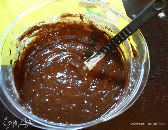 Когда шоколад как следует соединится с яичным кремом, подмешать ванильный экстаркт. Перемешать массу очень мягкими движениямию Просеять муку с какао-порошком поверх шоколадной массы. Мешать, выполняя лопаткой восьмерки, до однородности. Реремешивать массу аккуратно и медленно, чтобы не избавиться от ценного воздуха.
