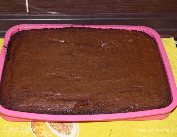 Дать полностью остыть в форме, затем осторожно выложить брауни на доску и разрезать на 16 пирожных.
По - желанию, украсить мороженым, взбитыми сливками или жидким заварным кремом.
Приятного аппетита Вам и вашим гостям! :)