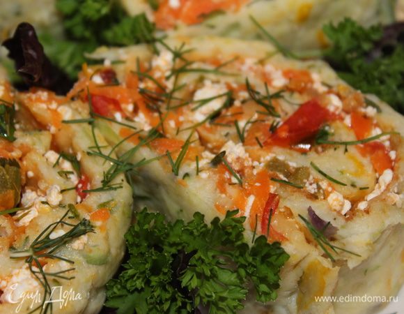 Аккуратно сворачиваем рулет!Сверху посыпаем зеленью! Приятного аппетита!