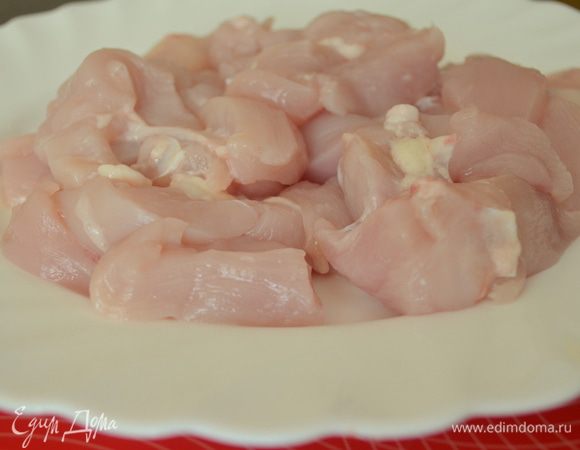 Курицу нарезать на крупные продолговатые кусочки