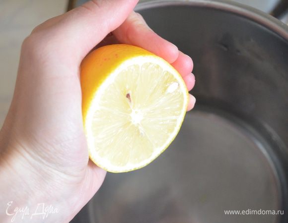 В ковшике вскипятить 300 мл воды, добавить туда сок половинки лиомна