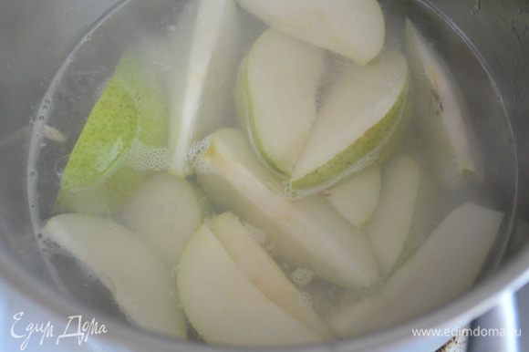 Выкладываем в лимонную воду груши и варим 10 минут. Вытащить их и остудить.
