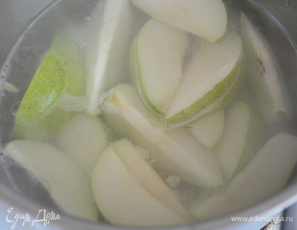 Выкладываем в лимонную воду груши и варим 10 минут. Вытащить их и остудить. 