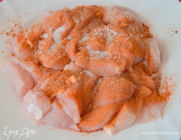 Куриное филе посолить и поперчить, посыпать паприкой и мукой и перемешать, чтобы все равномерно распределить 