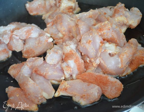 Разогреть в большом сотейнике масло, выложить курицу и обжарить со всех сторон до золотистого цвета