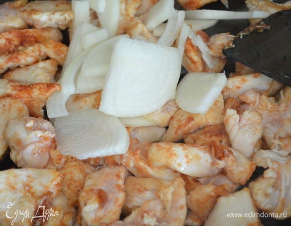 Лук нарезать полукольцами и выложить к мясу, обжарить еще пару минут вместе, 