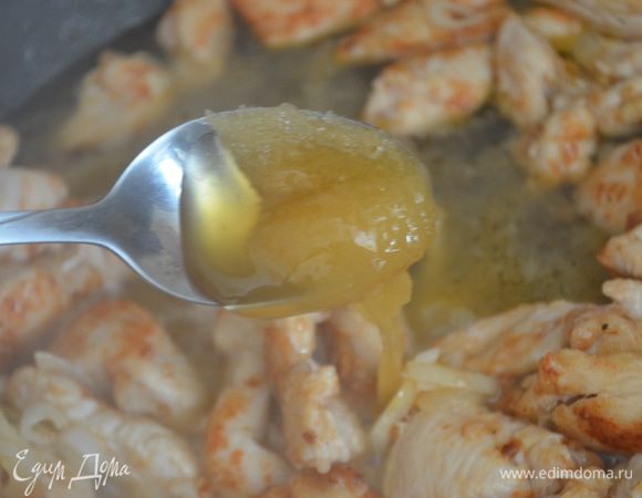 Добавляем мед и перемешиваем 