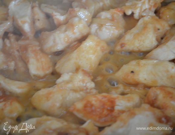 Жарим на среднем огне под крышкой примерно 20 минут, соус должен загустеть и уварится