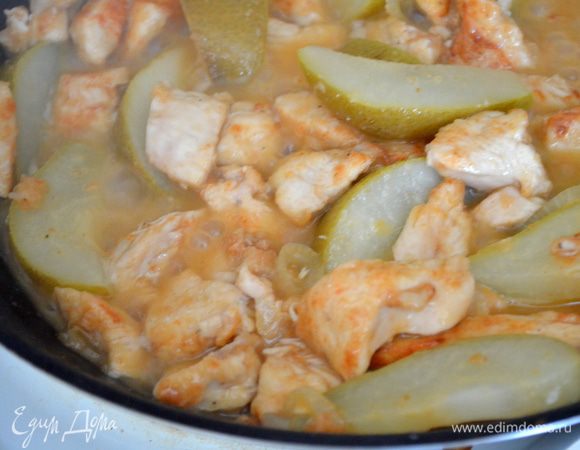 Затем выкладываем груши, перемешать и прогреть под крышкой на слабом огне еще 10 минут. 