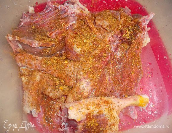 Утку разрезать на кусочки, вымыть и обвалять в соли и любимых специях...