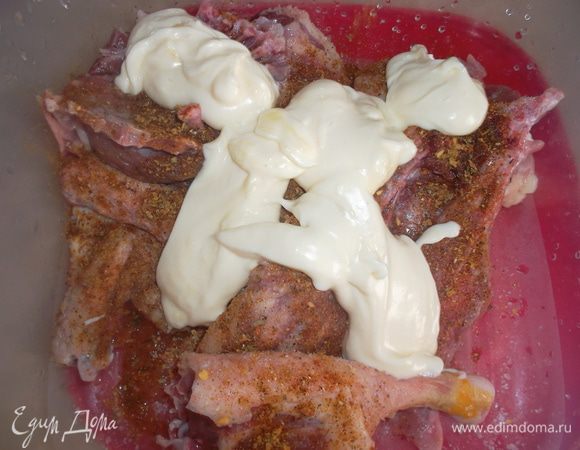 Добавить майонез (у меня домашний, но можно в принципе и покупной использовать)... Замариновать уточку на несколько часов, а желательно на ночь...