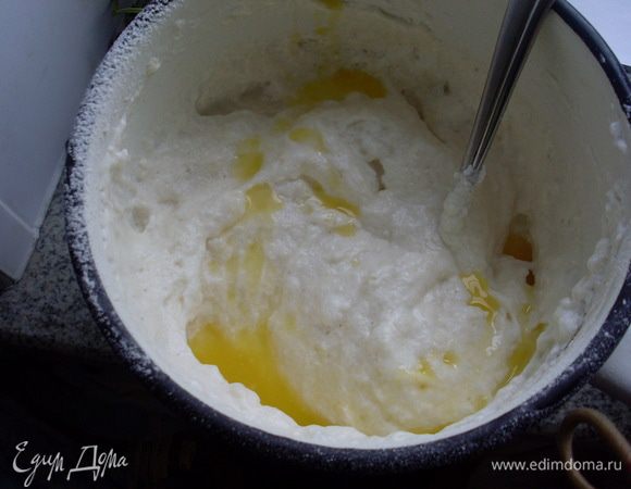 Испечь бисквит, по классической технологии. Разделить желтки и белки. Добавить к желткам сахар и вылить на сахар ложку кипятка. Взбить до плотной светлой массы. Отдельно взбить белки до устойчивых пиков, со щепоткой соли. Добавить к желткам 1/3 белков и просеять муку. Перемешать, добавить оставшиеся белки. Осторожно перемешать. Основное отличие венского бисквита - небольшое количество растопленного сливочного масла. Его совсем немного, но оно существенно изменяет вкус бисквита в лучшую сторону. Добавляется оно по стеночке и тесто осторожно перемешивается.
Выкладывается в форму со смазанным маслом и посыпанным мукой донышком (стенки не смазываются, так тесто лучше поднимается и не сползает вниз).
