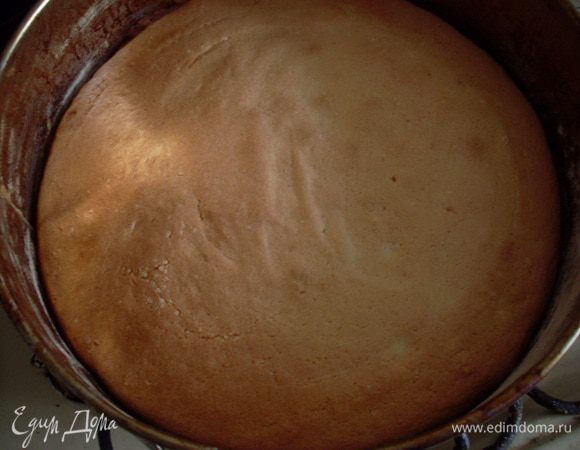 Выпекать в разогретой до 200 градусов духовке, до золотистого цвета и пробы на сухую зубочистку. Полностью остудить. Разрезать на два коржа.