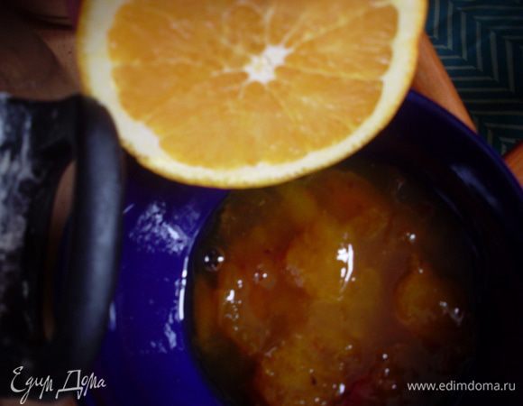 Замочить желатин в пластинках на 10 минут, отжать и подогреть в микроволновке до растворения желатина. 
Смешать варенье с апельсиновым соком с мякотью.
Взбить сливки до мягких пиков, добавить к ним маскарпоне по частям, продолжая взбивать. Ложкой перемешать с сахарной пудрой.
Нарезать зефир, добавить к нему сливки и прогреть в микроволновке.
Смешать вареную сгущенку с молоком.
Во все начинки добавить теплый желатин.
Начать собирать торт. Промазать нижний корж абрикосовой пропиткой, выложить второй корж, на него сливочную начинку и сложить в холодильник на 30 минут. Сверху выложить зефирную начинку, подождать пока застынет.
Сверху аккуратно чайной ложкой распределить желе  из вареной сгущенки (если к этому времени застынет, немного подогреть в микроволновке).
