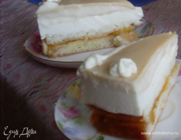 Украсить взбитыми сливками (или кремом) и подавать.