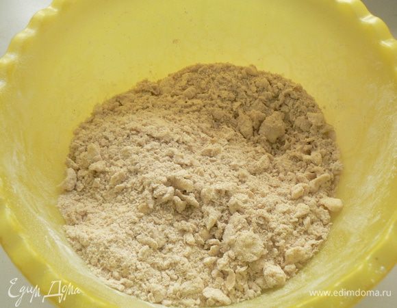 Масло порезать кубиками и растереть в крошку  руками вместе с мукой. 