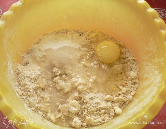 добавить яйцо, соль,сахар, воду 