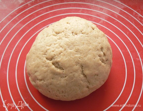 замесить мягкое тесто,  собрать в шар, накрыть  и убрать на полчаса в холодильник. 