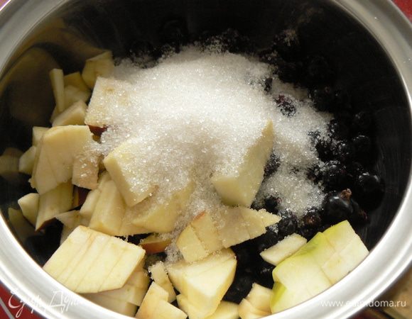 Ягоды и яблоки положить в ковш, засыпать сахаром и немного подавить  до появления сока. 