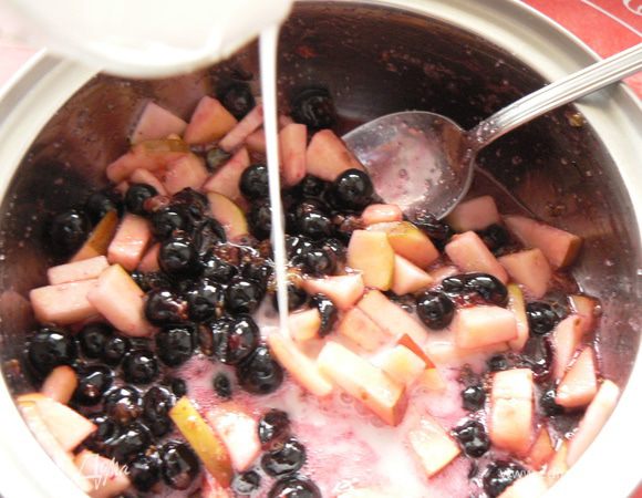 Влить разведенный в воде крахмал, перемешать, довести до кипения и на медленном огне проварить 2-3 минуты. Отставить.