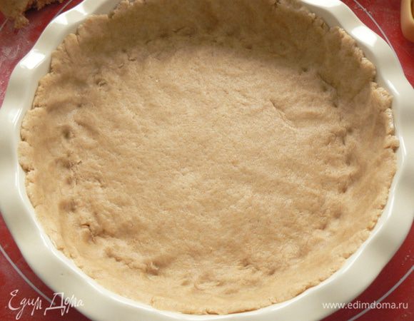 охлажденное тесто распределить по форме, оставив 1/4 часть теста для верхушки пирога. Сформировать бортики пирога. 