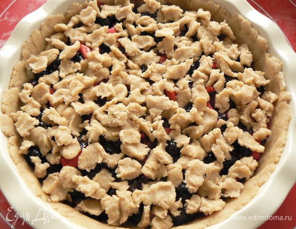 Сверху руками раскрошить остатки теста. 