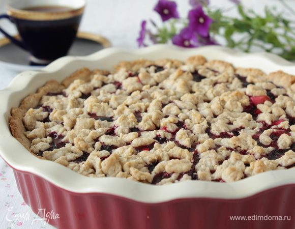 Запекать пирог в хорошо разогретой духовке при 200-220 градусах примерно 20-30 минут. Когда корочка и бортики пирога станут золотистыми - пирог готов. Вынуть пирог из духовки полностью остудить и только тогда вынуть из формы, тесто очень получается нежное и рассыпчатое. 