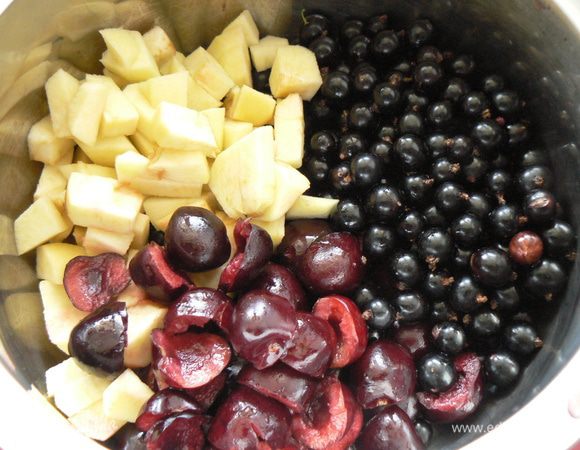 все помыть, удалить косточки у вишни и яблока, все перекрутить