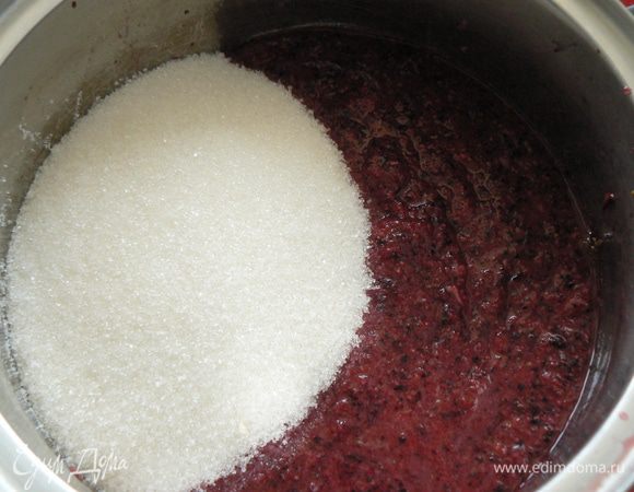 полученную массу засыпать сахаром и оставить на два часа