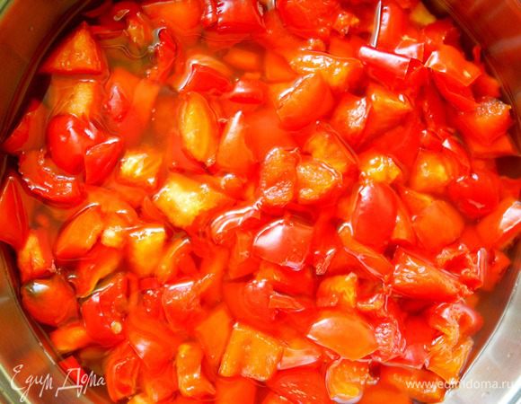 Сначала помоем, обсушим перцы, освободим от семян и перепонок, нарежем квадратиками примерно 1Х1 см, острый тонкими полосками. Затем я засыпала их сахаром и оставила на ночь.