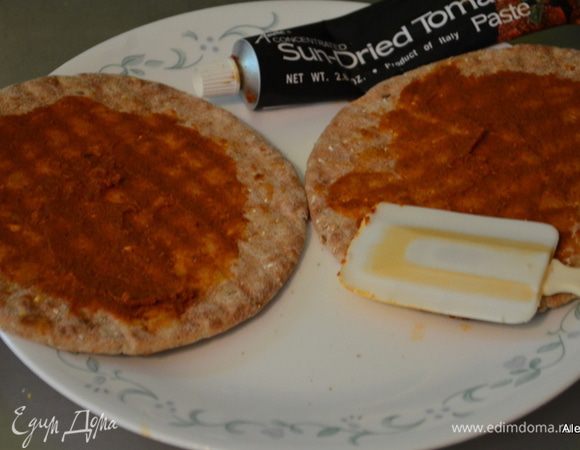 Лепешки смазать пастой из вяленых помидор. Если нет такой пасты в продаже, просто берите томатную пасту, приправить по вкусу. Шампиньоны слегка обжарить.
